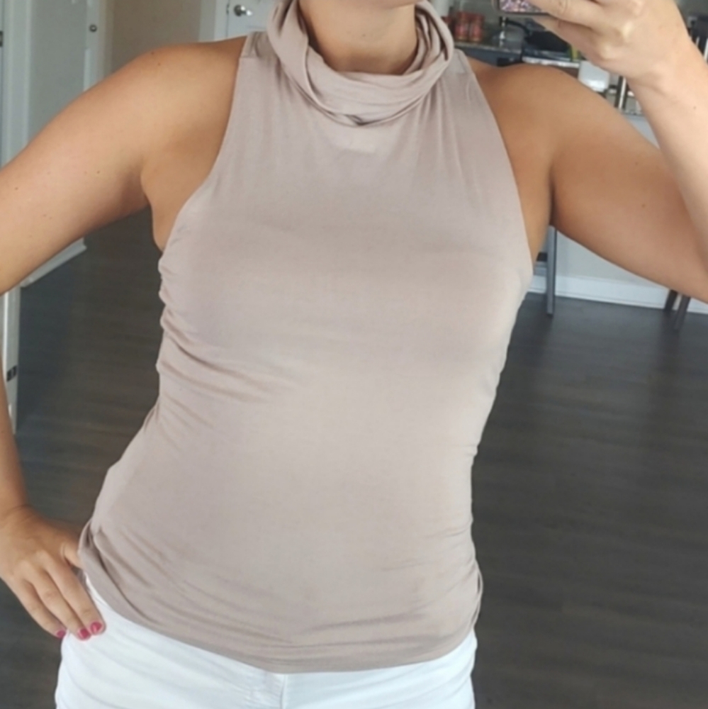 Sleeveless turtleneck